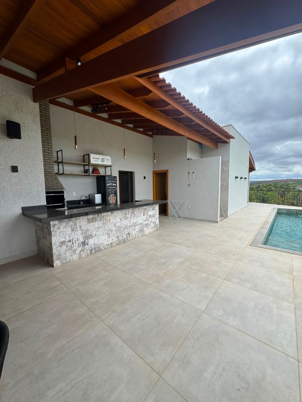 Área gourmet integrada à piscina