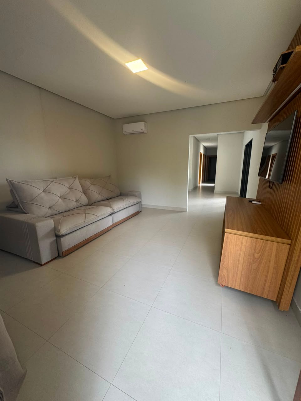 Sala climatizada com sofá-cama